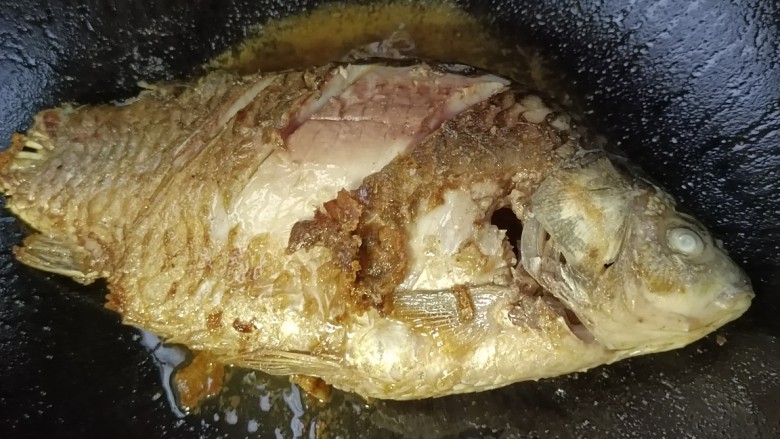 家常炖鲫鱼,起锅烧油，把鱼煎至二面黄