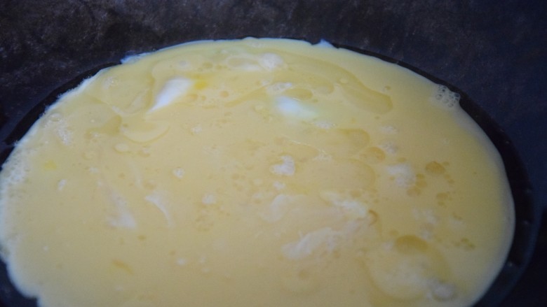 葱花炒鸡蛋,热锅凉油，倒入蛋液煎至凝固