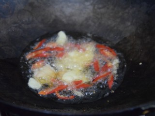 干煸圆白菜,热锅凉油，放入蒜碎和小米椒爆香