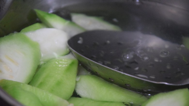 凉拌丝瓜,丝瓜倒入开水锅中，煮两三分钟