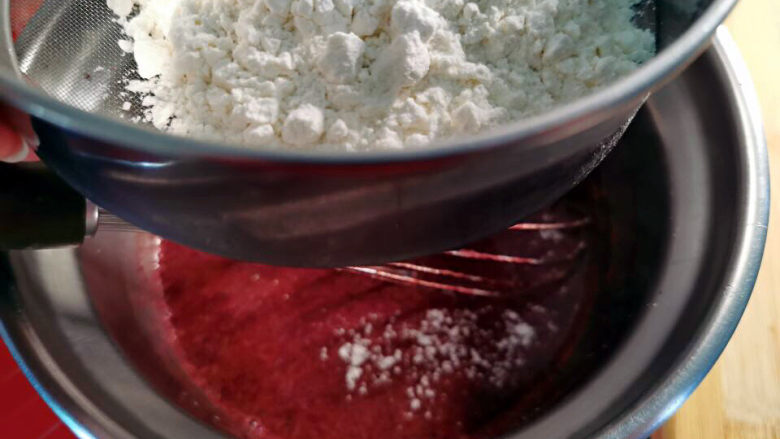 红曲蛋糕卷,加入过筛低筋面粉