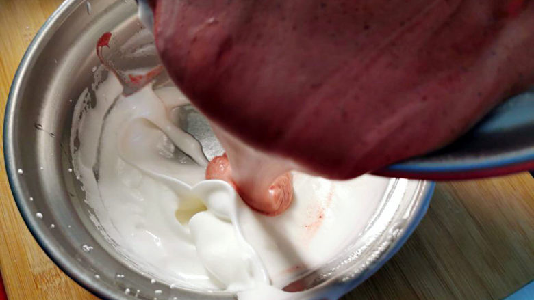 红曲蛋糕卷,最后全部倒入蛋白霜中切拌均匀