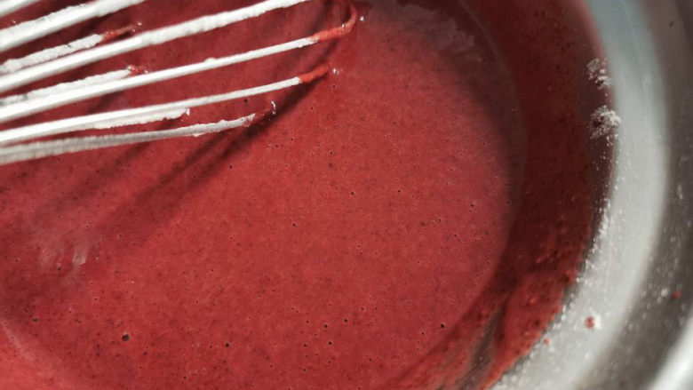 红曲蛋糕卷,拌匀成红曲蛋黄液备用