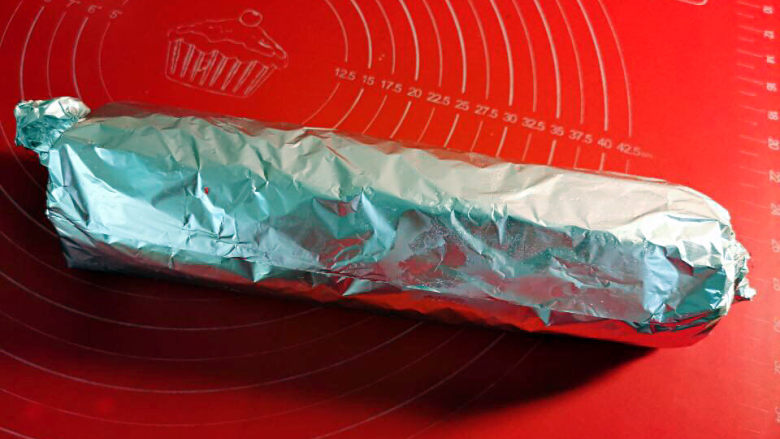 红曲蛋糕卷,用锡纸卷包好，放冰箱冷藏2小时左右
