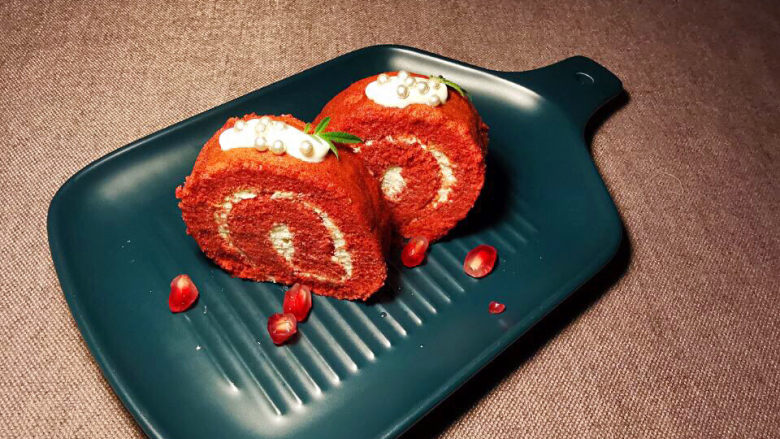 红曲蛋糕卷,红曲蛋糕卷上面可以用奶油，银珠来装饰，看来更加有趣