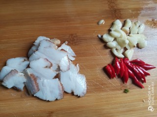 干煸圆白菜,卤五花肉切成薄片，大蒜拍碎，小米椒切成片