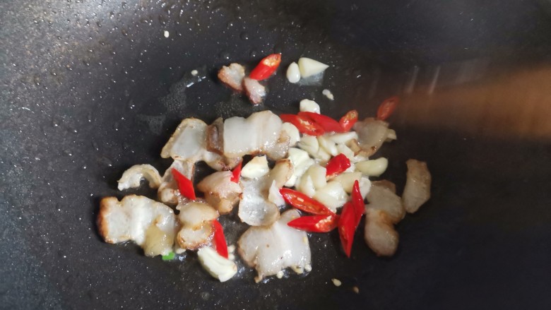 干煸圆白菜,炒至肥油出来，五花肉变得焦脆，再下入小米椒，大蒜炒香