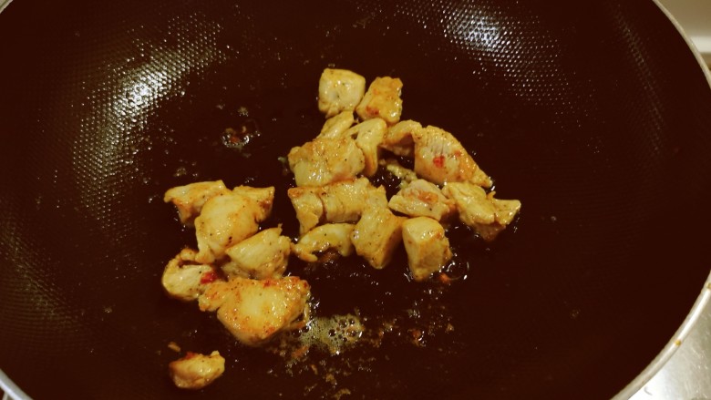 家常鸡块,起油锅放入食用油，油热后放入鸡块煎至微微焦黄。
