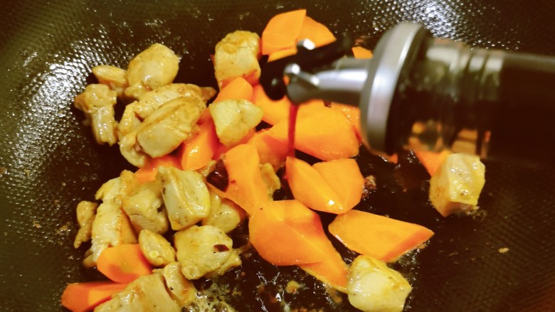 家常鸡块,加入酱油翻炒并添加150克清水烧开。