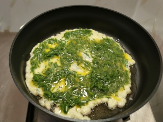 葱花炒鸡蛋,平底锅放入花生油，油热了，倒入拌好的鸡蛋。