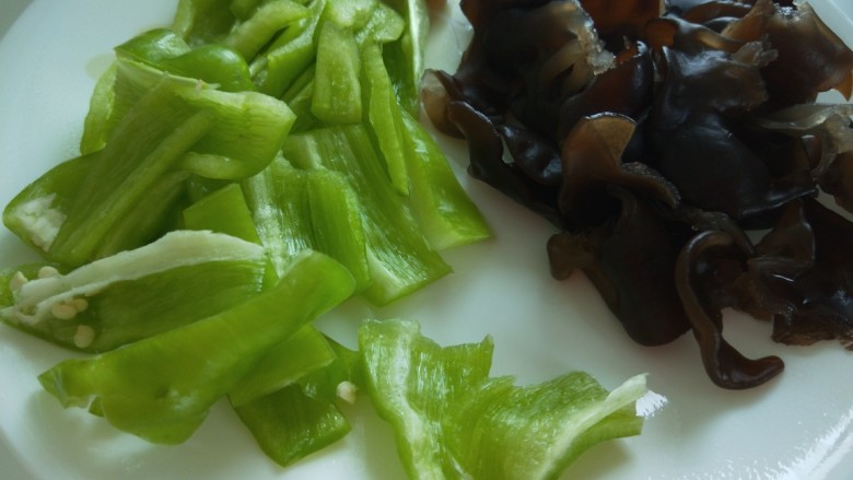 腐竹炒虾仁,木耳掰成小块，尖椒切条。