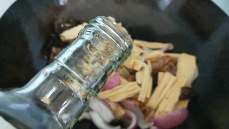 腐竹炒虾仁,加入适量料酒。
