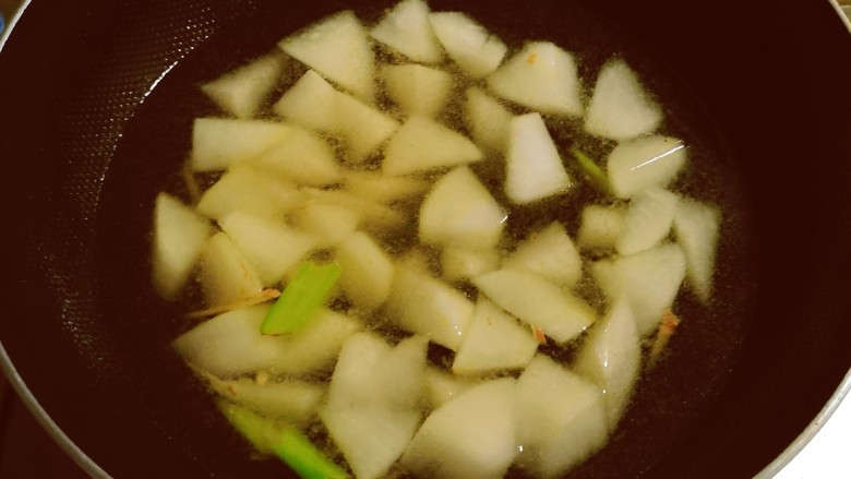 萝卜蛤蜊汤,放入白萝卜翻炒断生，加入清水。