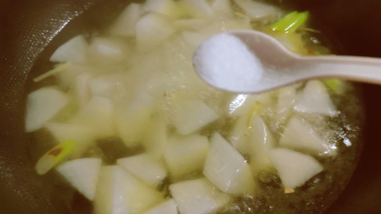 萝卜蛤蜊汤,加入盐调味。