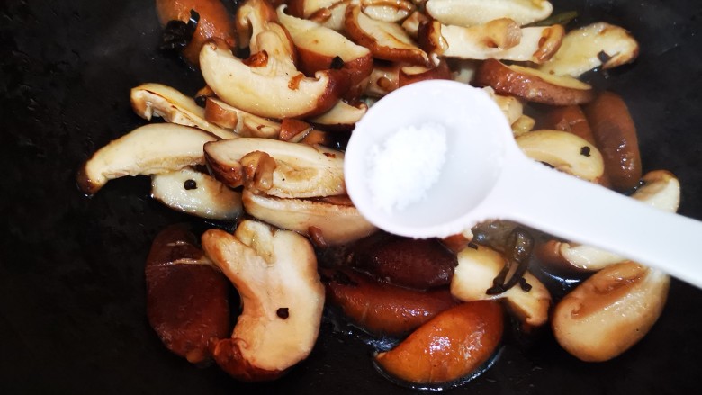 香菇炒生菜,加适量盐