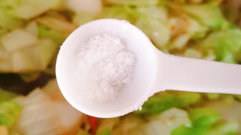 干煸圆白菜,适量盐