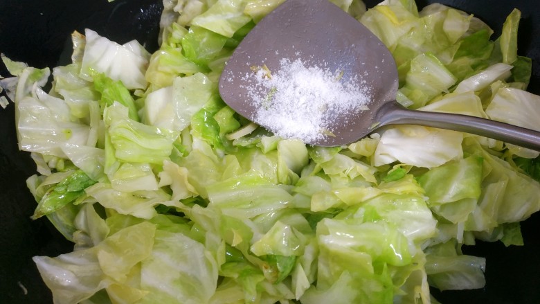 干煸圆白菜,加入适量盐