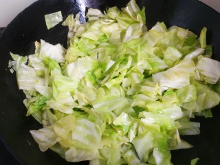 干煸圆白菜,大火翻炒至圆白菜颜色变的更绿