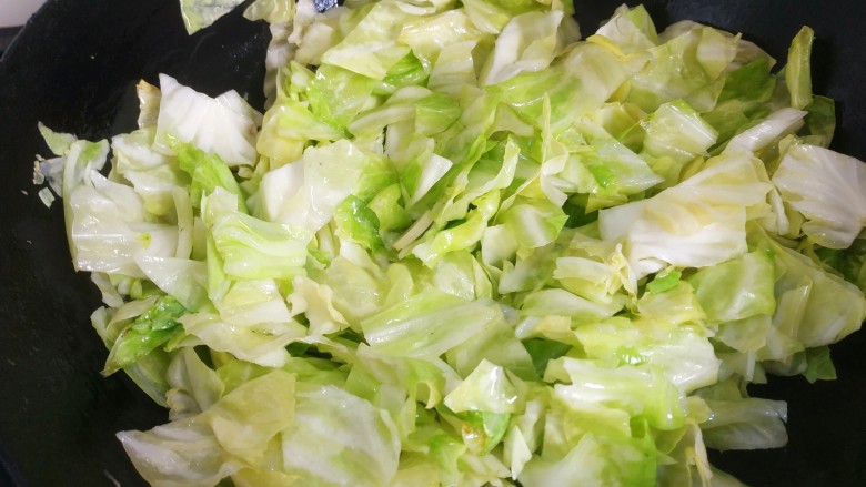 干煸圆白菜,大火翻炒至圆白菜颜色变的更绿