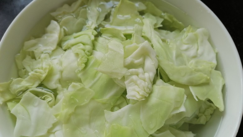 干煸圆白菜,用盐水浸泡圆白菜并清洗干净