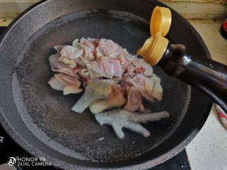 家常鸡块,鸡肉冷水下锅，加入料酒煮出血末，捞出清洗干净