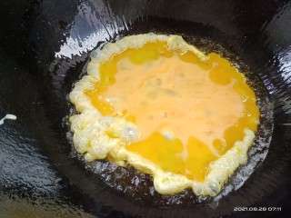 葱花炒鸡蛋,倒入鸡蛋液