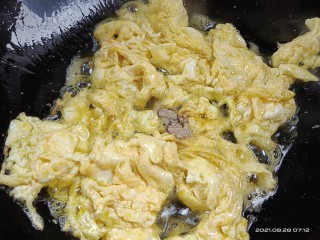 葱花炒鸡蛋,放入胡椒粉，盐，烧均匀