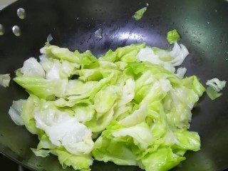 干煸圆白菜,加入盐，炒匀