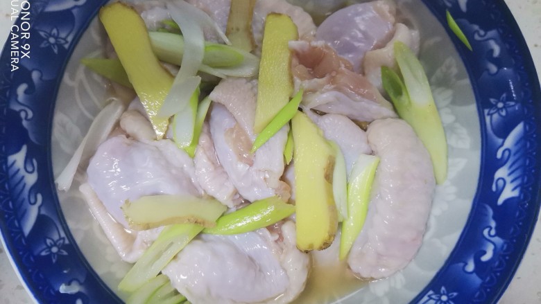 网红土豆酿鸡翅,抓拌均匀腌制30分钟