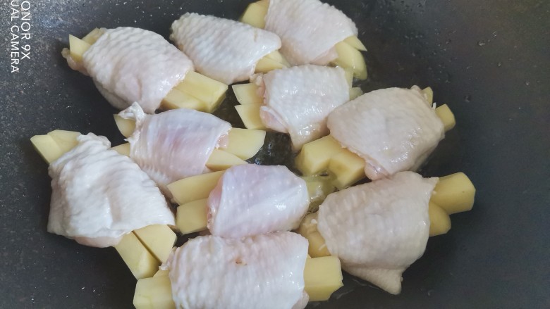 网红土豆酿鸡翅,不粘锅烧热，加入适量的油，下入鸡翅小火煎