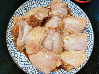 网红土豆酿鸡翅,加入鸡翅抓腌30分钟