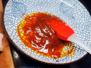网红土豆酿鸡翅,鸡翅表面准备韩式辣椒酱兑一丢丢油（可以让鸡翅更油光发亮）