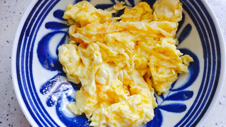 火腿青菜炒鸡蛋,起油锅，油热后将鸡蛋液翻炒至凝固结块，盛出备用