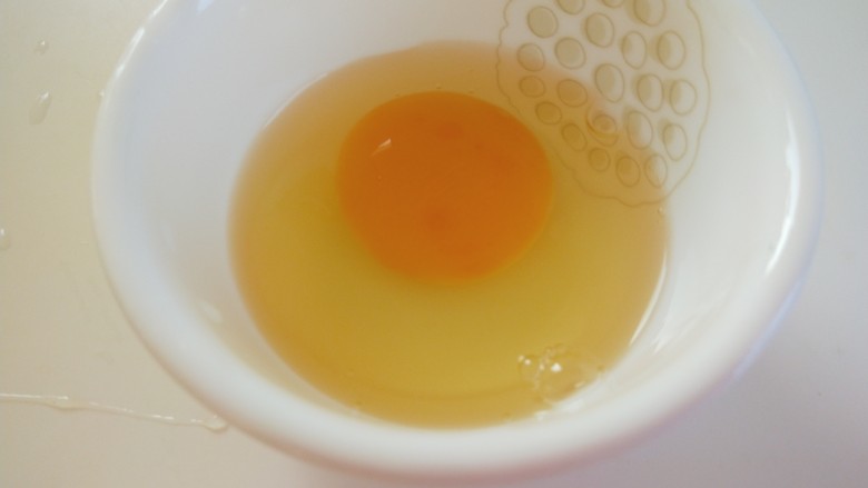 火腿青菜炒鸡蛋,打入碗中加少许盐搅拌均匀。