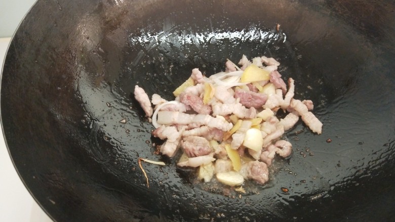 火腿青菜炒鸡蛋,炒出油放入葱姜蒜。