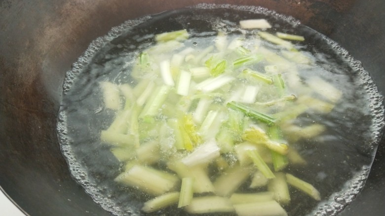 火腿青菜炒鸡蛋,芹菜焯一下水捞出备用。