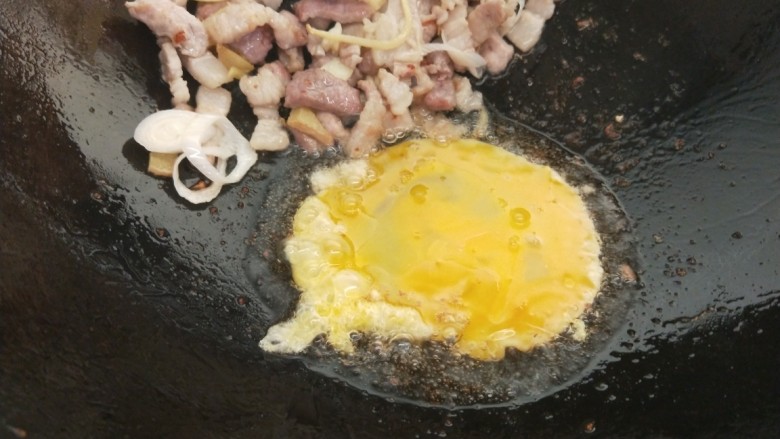 火腿青菜炒鸡蛋,把肉翻到一边倒入鸡蛋液？
