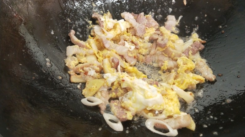火腿青菜炒鸡蛋,在翻炒均匀。