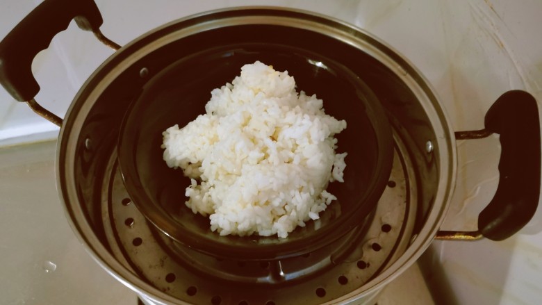 海苔拌饭,凉米饭放入蒸锅热5分钟。