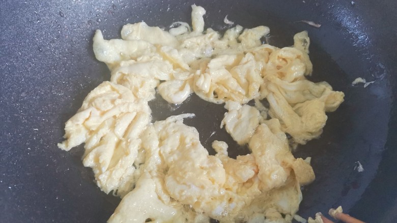 火腿青菜炒鸡蛋,锅烧油倒入鸡蛋液，炒散盛出备用