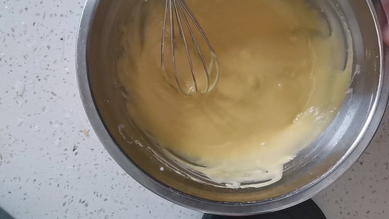 日式冰乳酪蛋糕,同样画z质搅拌至蛋黄与面粉融合，细腻光滑的面糊