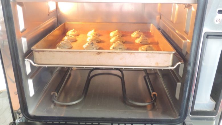 黑芝麻麻薯包,烤箱提前预热，上下火中层19度烤15分钟，转160度再烤13分钟