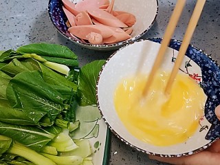 火腿青菜炒鸡蛋,准备食材：青菜，火腿，鸡蛋