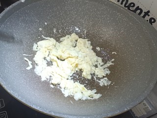 火腿青菜炒鸡蛋,炒至凝固后盛出备用
