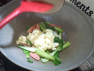 火腿青菜炒鸡蛋,炒熟的鸡蛋，快速翻炒均匀