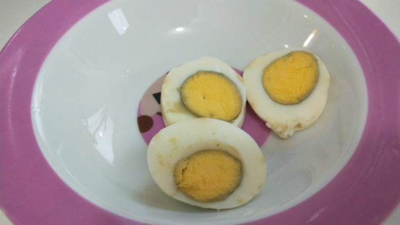 凉拌炸蛋,鸡蛋切片。