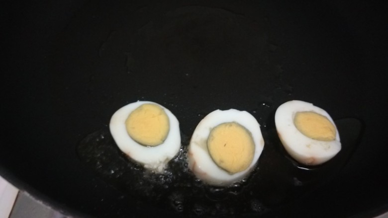 凉拌炸蛋,锅中倒入适量油，炸鸡蛋片。