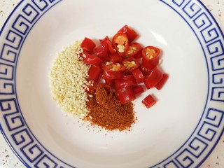 雪碧拌面,碗里放入辣椒碎、白芝麻和辣椒粉。