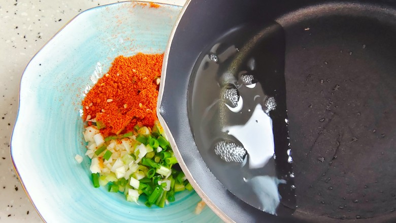 雪碧拌面,大蒜小葱碗内加适量辣椒面，然后烧热适量食用油，趁热倒入