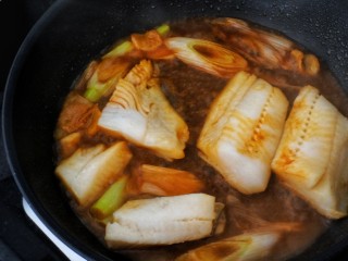 葱香比目鱼,6.煎熟后加入少量水，盖上锅盖，待水收汁后即可出锅。